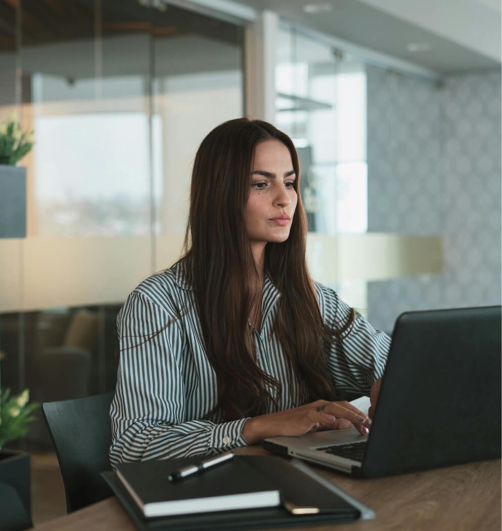 girl_with_laptop